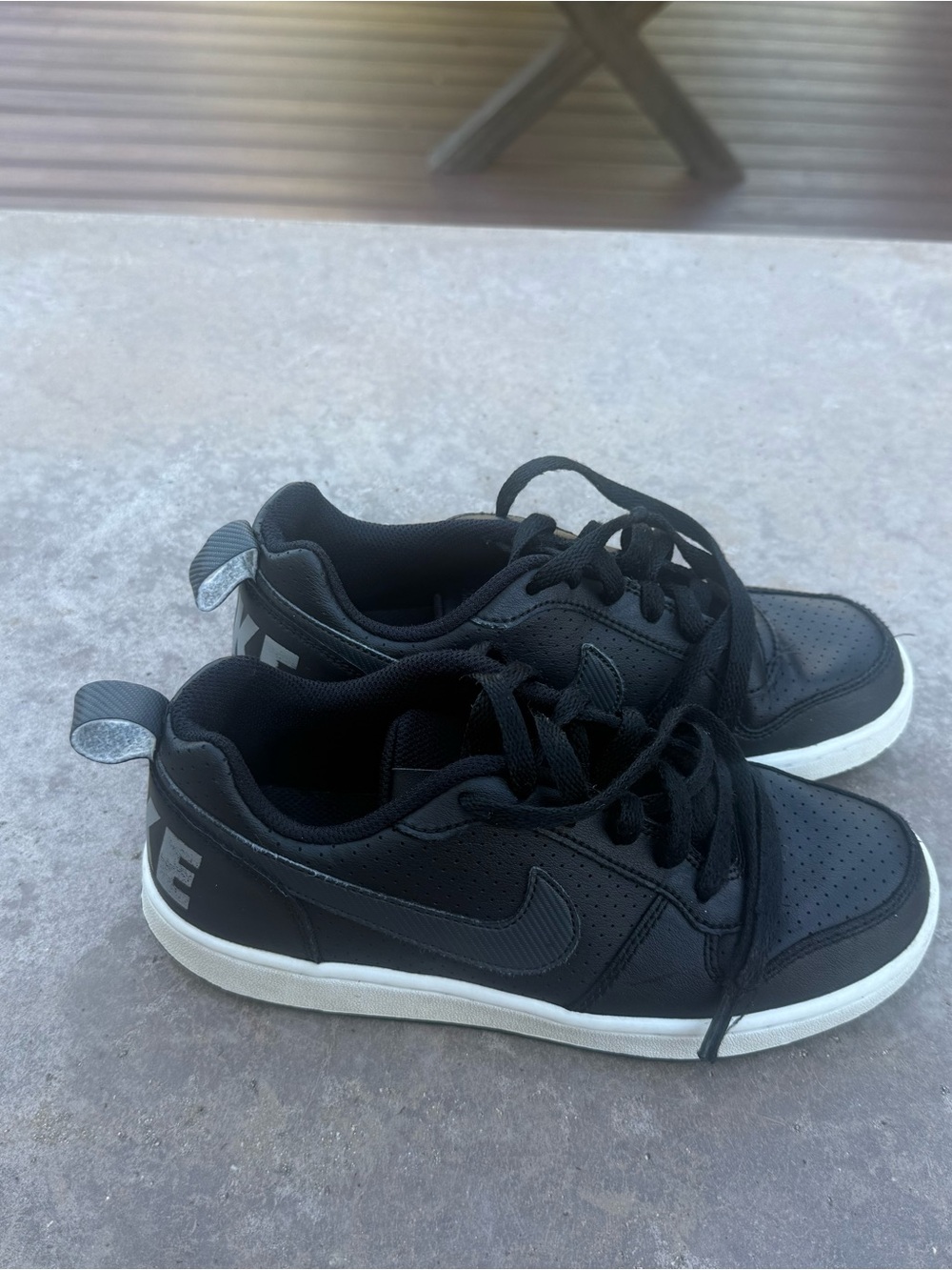 Nike Kids Black Low-Top Sneakers with White Sole - Picture 6 of 11